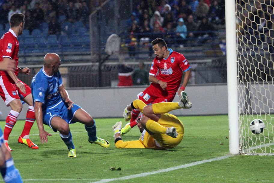 Il gol dell&#39;1-0 (autorete di Di Francesco) contro il Pescara. LaPresse